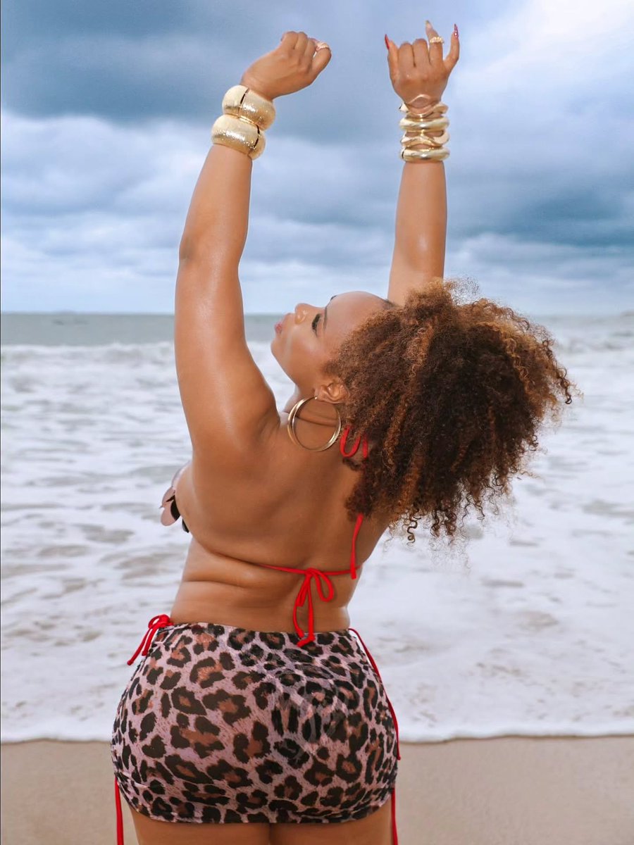 thedebuthub's tweet photo. 🚨 Yemi Alade in new photos 🤩💙 https://t.co/fauBzMTtuj
