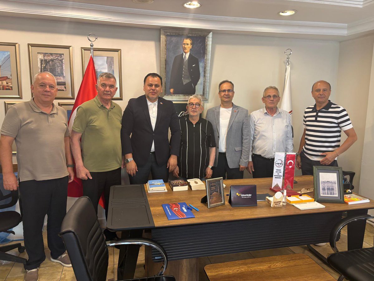 RecaiSell's tweet photo. Üsküp Kültür ve Dayanışma Derneğimizde, AK Parti İstanbul İl Başkanlığı Türk Devletleri ile İlişkiler Başkanlığı Başkan Yardımcısı; Rumeli-Balkan Masası 2.Bölge Başkanı
Serkan YILDIRIMTAŞ başkanımızı misafir etmekten büyük memnuniyet duyduk.

Rumeli, sadece bir coğrafya değil; ortak tarihimizin, köklü medeniyetimizin ve gönül bağlarımızın yaşadığı kutlu bir mirastır. Gerçekleştirdiğimiz samimi sohbet ve istişarede, hükümetimizin Balkanlara verdiği önem, soydaşlarımızla kurulan güçlü bağlar ve Rumeli insanına yönelik hizmet anlayışı üzerine fikir alışverişinde bulunduk.
Kendisine canı gönülden teşekkür ederiz. @serkann76