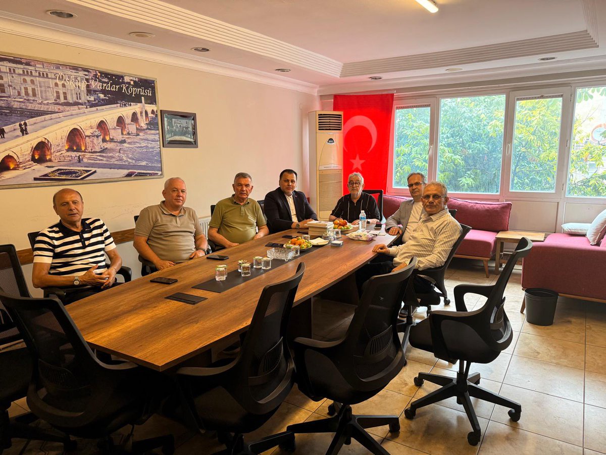 RecaiSell's tweet photo. Üsküp Kültür ve Dayanışma Derneğimizde, AK Parti İstanbul İl Başkanlığı Türk Devletleri ile İlişkiler Başkanlığı Başkan Yardımcısı; Rumeli-Balkan Masası 2.Bölge Başkanı
Serkan YILDIRIMTAŞ başkanımızı misafir etmekten büyük memnuniyet duyduk.

Rumeli, sadece bir coğrafya değil; ortak tarihimizin, köklü medeniyetimizin ve gönül bağlarımızın yaşadığı kutlu bir mirastır. Gerçekleştirdiğimiz samimi sohbet ve istişarede, hükümetimizin Balkanlara verdiği önem, soydaşlarımızla kurulan güçlü bağlar ve Rumeli insanına yönelik hizmet anlayışı üzerine fikir alışverişinde bulunduk.
Kendisine canı gönülden teşekkür ederiz. @serkann76