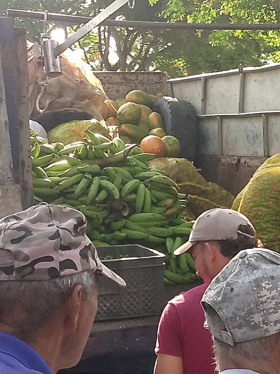 MichelCarlosSa2's tweet photo. Pese a la compleja situación que enfrenta el país con el déficit de combustible, diversos  actores económicos ponen empeño para mantener un espacio que el pueblo agradece La Feria del Chapuzón como popularmente se conoce.

#SiSePuede 
#Bayamo https://t.co/rFQvu6vk0s