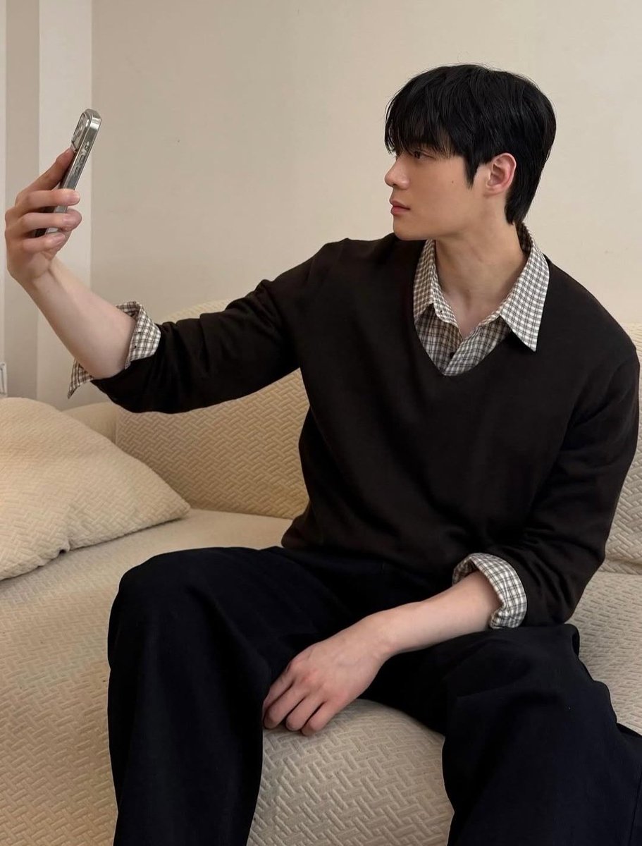 kicauiyel's tweet photo. lucu banget siwoo baru buka arsip lovegram dia sama yoonsik. kebayang obrolannya begini

siwoo: yang post kamu apa aku? 
yoonsik: ya post berdua?? 
siwoo: ih kan seriesnya belum tayang… ntar orang orang jadi cocoklogi post kita
yoonsik: ga boleh post bareng ya? huft padahal aku pengen lovegram sama kamu 😔
siwoo: ga bisa… udah ah, yang post kamu apa aku?
yoonsik: aku aja ya? hehe