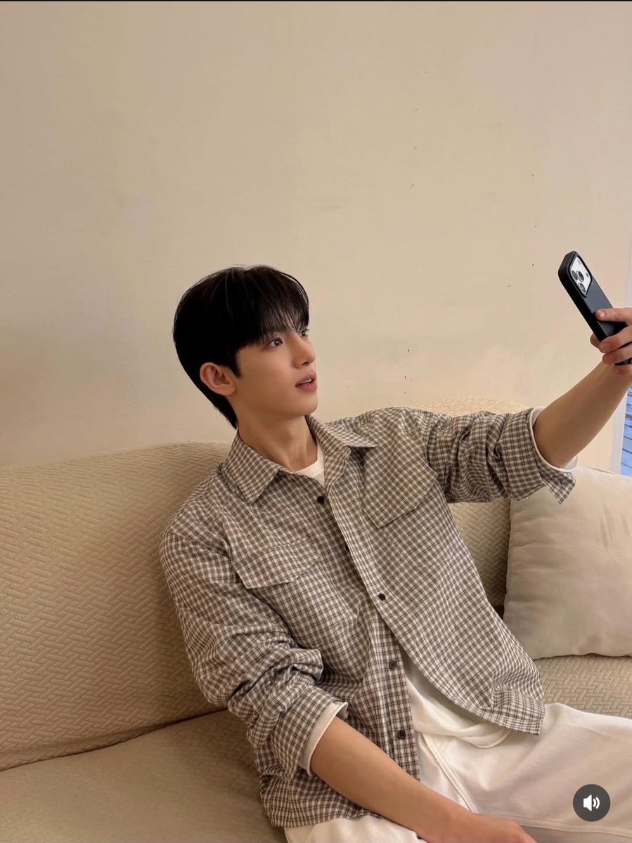 kicauiyel's tweet photo. lucu banget siwoo baru buka arsip lovegram dia sama yoonsik. kebayang obrolannya begini

siwoo: yang post kamu apa aku? 
yoonsik: ya post berdua?? 
siwoo: ih kan seriesnya belum tayang… ntar orang orang jadi cocoklogi post kita
yoonsik: ga boleh post bareng ya? huft padahal aku pengen lovegram sama kamu 😔
siwoo: ga bisa… udah ah, yang post kamu apa aku?
yoonsik: aku aja ya? hehe