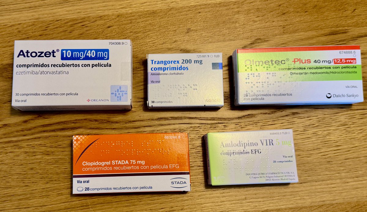StratCons's tweet photo. Mientras en España, un paciente crónico surte sus recetas [por un año] cada mes en su farmacia favorita y estas pueden incluir medicamentos de marca, en México debe ir hasta la farmacia de "la clínica que le corresponde" y solo recibe las "propiedad del sector salud". https://t.co/vdREoAvNjF