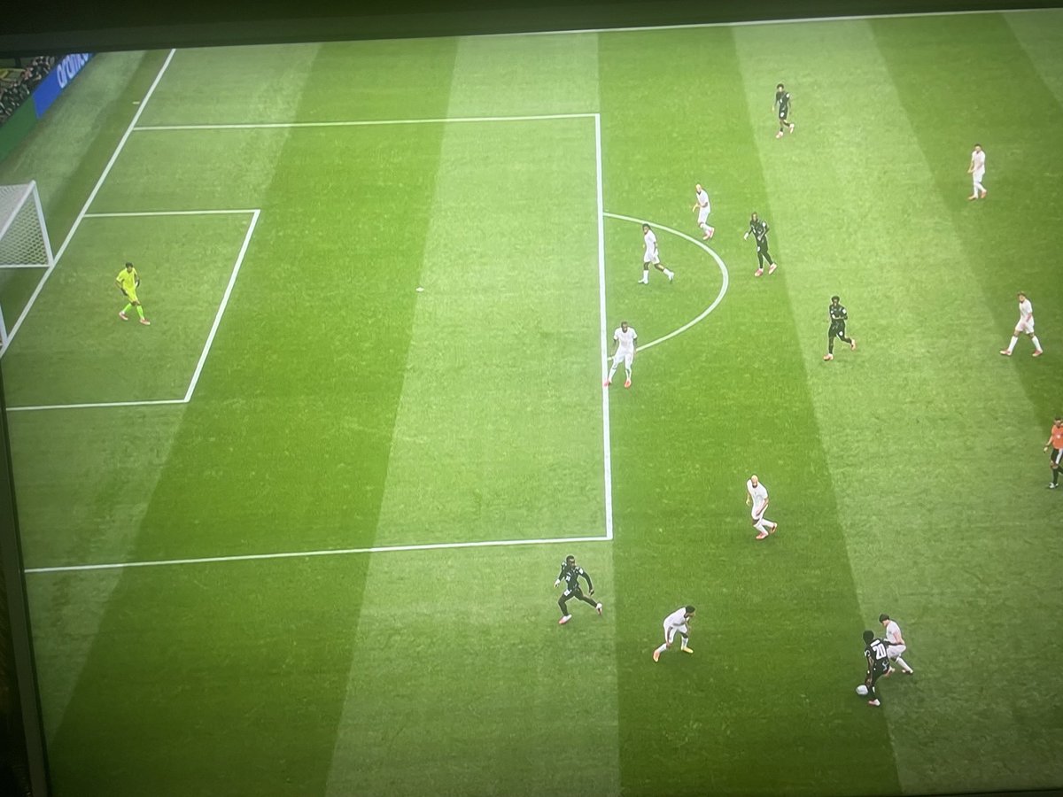 IvyxLOL's tweet photo. How is this offside? https://t.co/1iHUHBqhxZ