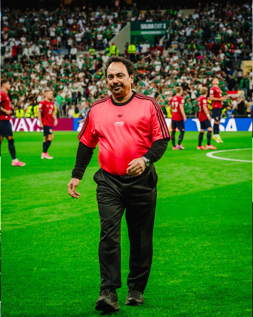 hugosanchez_9's tweet photo. Como mexicano y orgulloso de este país... me da enorme gusto vivir de cerca este Mundial en casa. Falta un último partido en el Estadio Ciudad de México. Hagamos que pese. Comparto con ustedes estas postales de lo que viví en el duelo ante Chequia. Vamos por más. ¡Vamos México! #Hugol

Gracias por las fotos y la experiencia @cocacolamx 
Última foto: Cortesía de @MexsportAgency