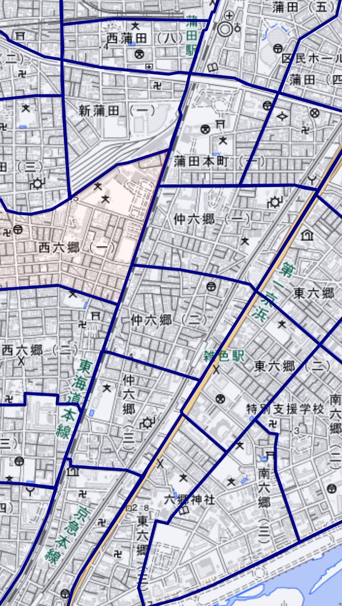 KATSUTAshikyo1's tweet photo. ◉ 東京府荏原郡「六郷町」
　
六郷町（ろくこうまち）は東京府荏原郡にかつて存在した町である。東京都大田区の南部に位置する。多摩川の曲線部に三方を囲まれている。
廃止日∶1932 年10月1日
廃止理由∶編入合併
羽田町、蒲田町、矢口町、六郷町
→東京市
現在の自治体∶大田区
○ 廃止時点のデータ
国∶日本　
地方∶関東地方
都道府県∶東京府　　　
郡∶荏原郡　
面積∶4.43nm²
総人口∶14451人（第3回国勢調査、1930年10月1日）
○ 六郷町役場
所在地∶東京府荏原郡六郷町大字八幡塚288番地
座標∶北緯35度33分00秒　
   東経139度42分55秒
○ 沿革
・1889（���治22年）5月1日-町村制の施行に伴い、八幡塚村、雑色村町屋村、高畑村、町屋村、古川の5村が合併し���六郷村が発足。
・1912年（明治45年）-多摩川を挟んで両岸に蛇行していた神奈川県橘樹郡との境界が多摩川上に設定され、大字古川の一部。橘樹郡御幸村へ、大字雑色の一部を同郡川崎町へ、それぞれ移管する。
・1928年（昭和3年）4月1日-六郷村が町制施行し六郷町となる。
・1932年（昭和７年）10月1日-荏原郡全域が東京市に編入され、六郷町の区域は蒲田区となる
・1947年（昭和22年）3月15日-蒲田区と大森区を合併して大田区を設る。