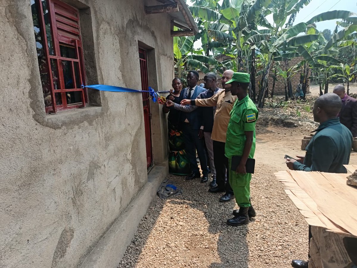 RubavuDistrict's tweet photo. @RwandaLocalGov @GovernanceRw @RwandaWest @ralgarwanda @GisenyiSec @MudendeSector #Nyundo: Mu Murenge wa Nyundo hatashywe ikiraro cya Terimbere n'inzu yubakiwe umuturage utishoboye.
#IntambweMuNtego https://t.co/a5Xg4D1fCu
