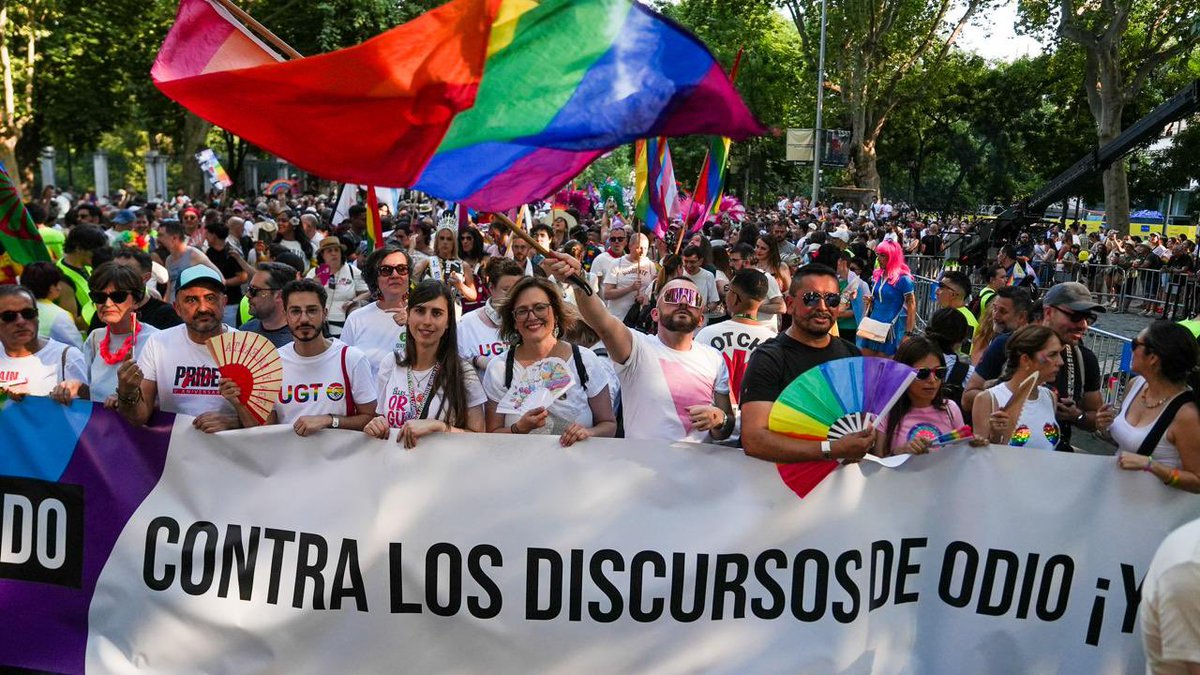 CCOO's tweet photo. 🔥📢‼️ Salimos a las calles con orgullo para que nadie nos haga dar ni un paso atrás. 

Seguimos defendiendo empresas libres de LGTBIfobia y una sociedad donde todas las personas puedan vivir en libertad.

✊🏳️‍🌈🏳️‍⚧️ ¡Feliz y combativo orgullo! https://t.co/U2baY9J7Bv