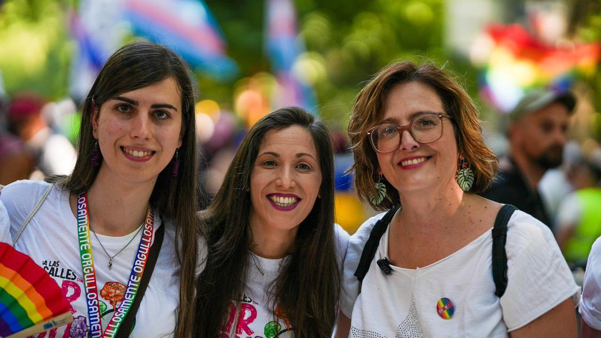 CCOO's tweet photo. 🔥📢‼️ Salimos a las calles con orgullo para que nadie nos haga dar ni un paso atrás. 

Seguimos defendiendo empresas libres de LGTBIfobia y una sociedad donde todas las personas puedan vivir en libertad.

✊🏳️‍🌈🏳️‍⚧️ ¡Feliz y combativo orgullo! https://t.co/U2baY9J7Bv