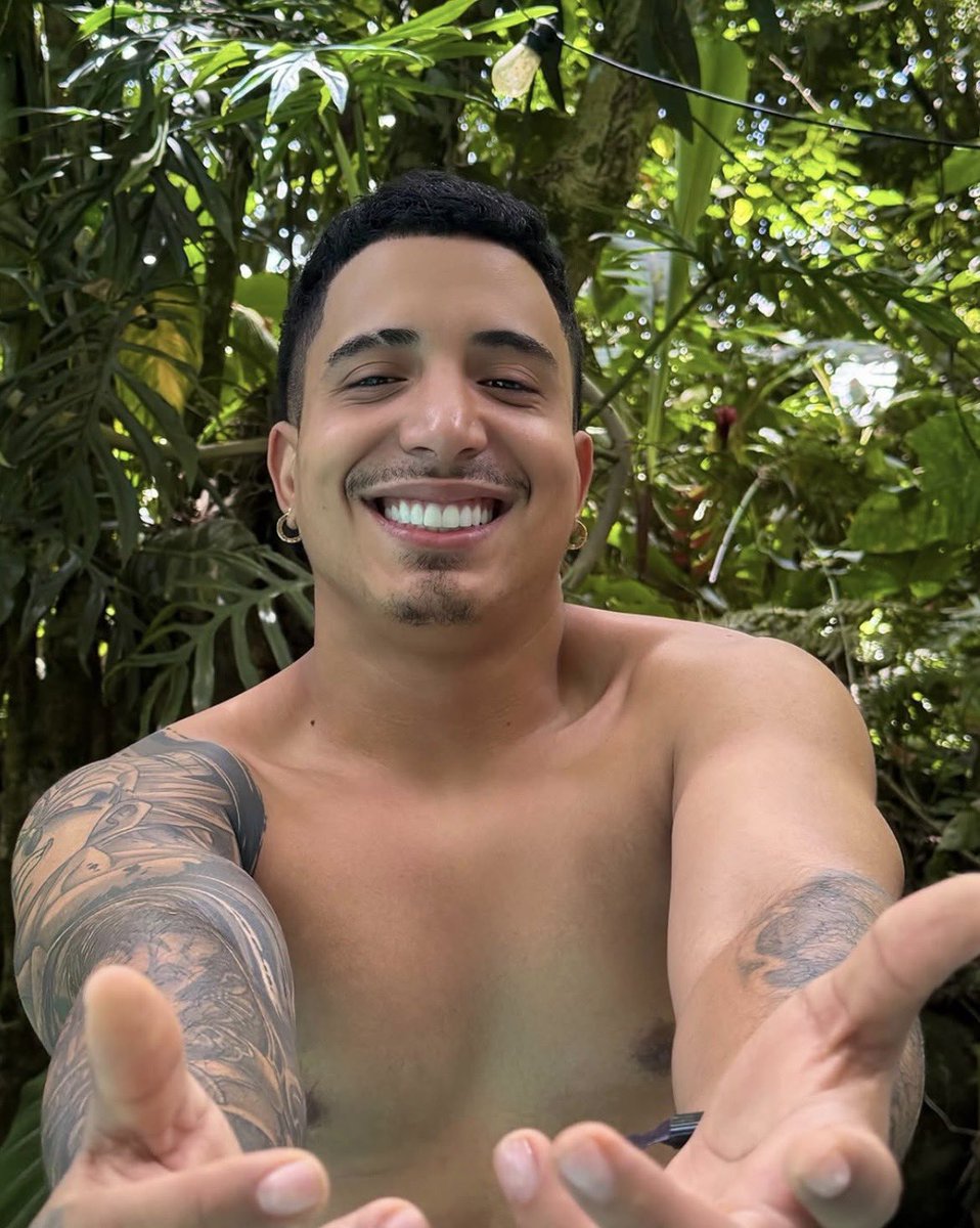 Diegoo_ec's tweet photo. Me imagino un sábado en la noche y mi gordito esperandome así en la cama brazos abiertos me va tocar mandar a perder  maría popetas 😍🤤 https://t.co/S1tnJG3tkv