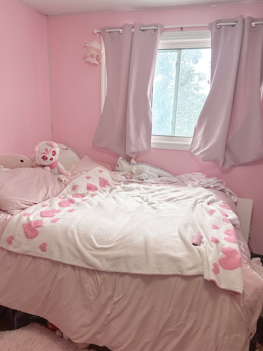 dvabuny's tweet photo. the room of an almost 22 year old girl ♡ https://t.co/3pdSIsyKqK