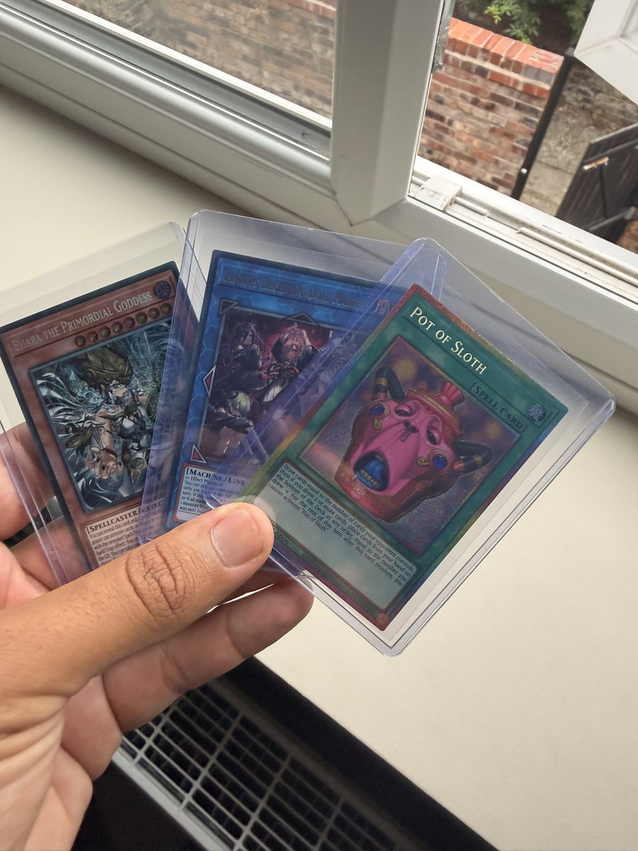 AlvinnTM's tweet photo. Went to my corner shop to get milk &amp; they had the new Yugioh set so I bought 3 packs to have a look &amp; casually pulled a £220 card #Chaosorigins https://t.co/1ybZdibN7f