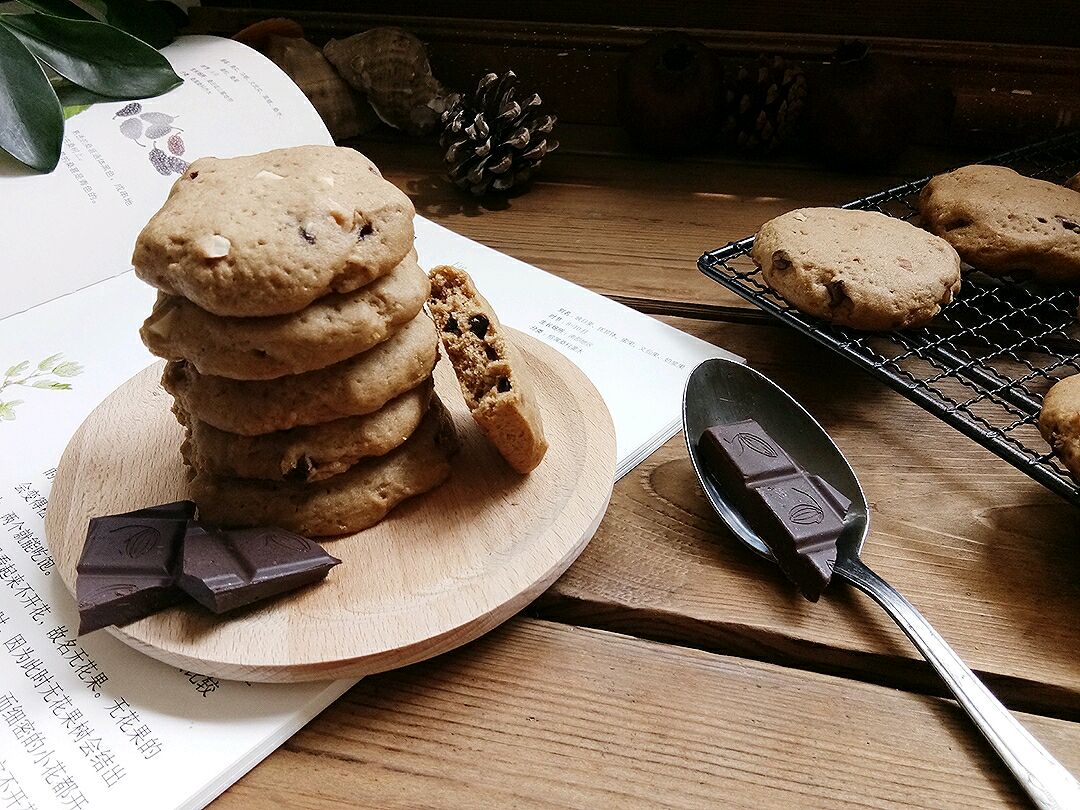 yEZ241fGrQWIkZT's tweet photo. Just baked soft and chewy chocolate chip cookies! Warm from the oven, the smell is filling the kitchen, every bite has the perfect balance of sweetness and gooeyness. Can’t wait to share them with friends tonight!， https://t.co/ER0xWzEgGp