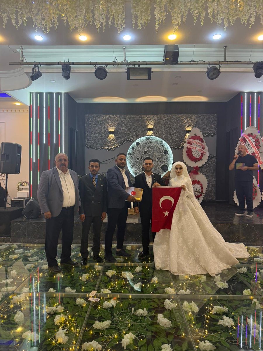 mhpsincan06's tweet photo. İlçe Yönetim Kurulu Üyelerimiz Sn. Ramazan Gök, Sn. İsmet Kamsız ve Belediye Meclis Üyemiz Sn. Mustafa Uyar, İlayda Hanım ve Miraç Bey’in düğün merasimine katılarak mutluluklarına ortak oldular.

Koç ve Satçelik ailelerini tebrik ediyor, İlayda Hanım ile Miraç Bey’e bir ömür boyu sağlık, huzur ve mutluluk diliyoruz.

Allah mesut etsin. 🇹🇷