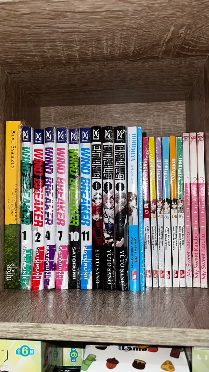 bluetterm's tweet photo. WTS KOMIK (titipan temen karena dia mau pindah kos) 

tag: mtp windbreaker gokurakugai horimiya my sweet kaichou moriarty the patriot. harus take perjudul

bisa via 🍊 tp prefer split karena adminnya gede https://t.co/JWjby3YQPe