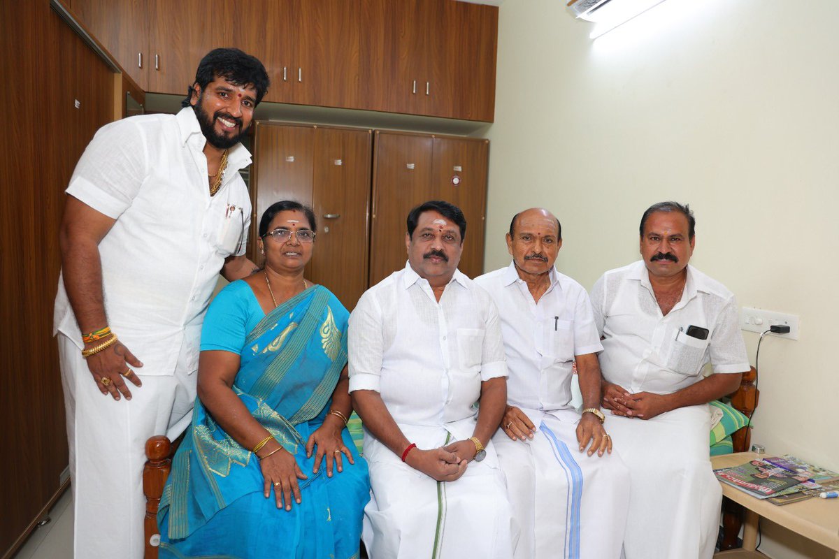 NainarBJP's tweet photo. நம் தமிழக பாரதிய ஜனதா கட்சியின் மூத்த காரியகர்த்தாவும், தேசிய பொதுக்குழு உறுப்பினருமான வழக்கறிஞர் திரு. திருமலைசாமி அவர்களை பழனியில் உள்ள அவரது இல்லத்தில் மரியாதை நிமித்தமாக சந்தித்து உரையாடினோம்.

இந்த நிகழ்வில் அன்புத் தம்பிகள் தமிழக பாஜகவின் மாநில இளைஞர் அணி துணைத்தலைவர் திரு. கமலேஷ் கண்ணன் அவர்கள் மற்றும் மாநில செயற்குழு உறுப்பினர் திரு. கருப்பசாமி அவர்கள் உடன் இருந்தனர்.