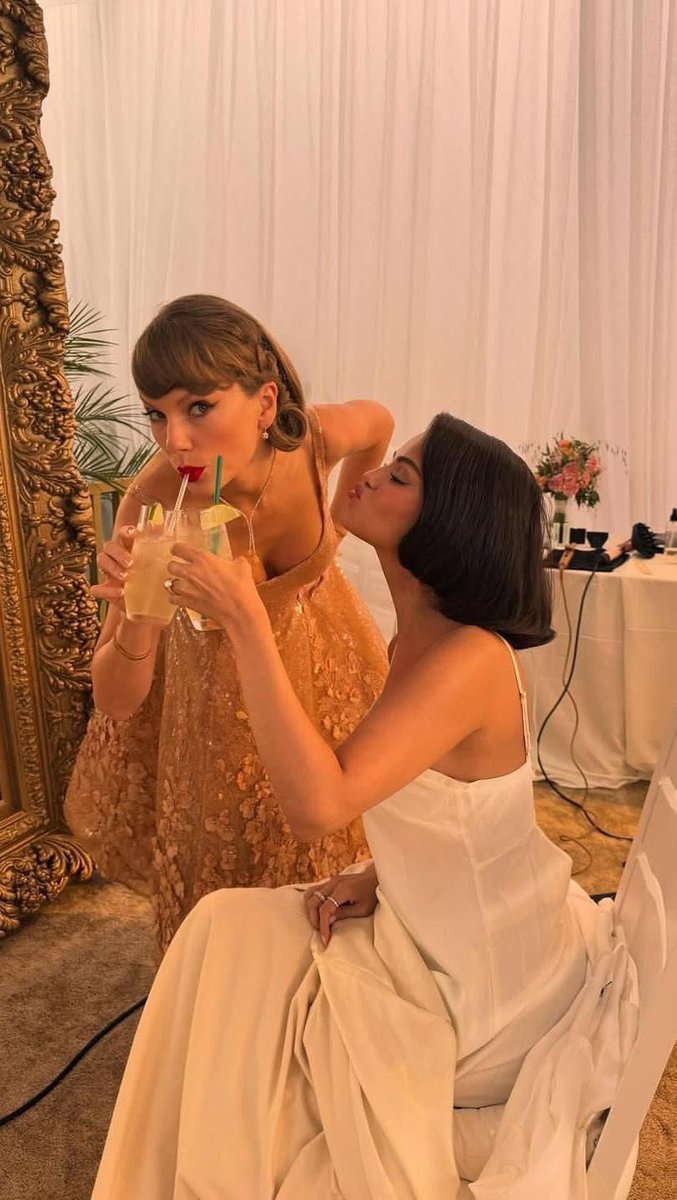 selenagomezbr's tweet photo. O fato de que a Selena e a Taylor coordenaram os vestidos para o casamento uma da outra (sendo intencional ou não). 🥹

IRMÃS! 💖 https://t.co/85v6ZqHke0