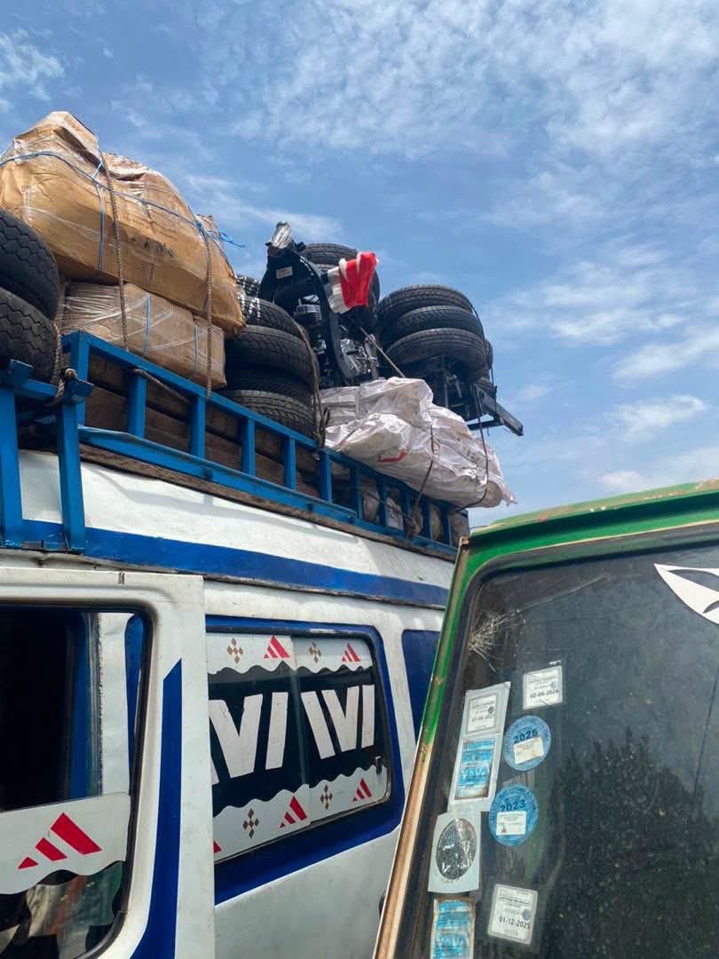 DepecheAES's tweet photo. #Actualité de la #DGCC
Ce samedi 4 juillet 2026, les brigades de contrôle de la Direction Régionale de la DGCC du District de Bamako ont intercepté, au niveau d'une gare routière, un lot de motocyclettes de cylindrée égale ou supérieure à 125 cm³, dissimulé dans un véhicule de transport en partance pour l'intérieur du pays.
Les investigations menées auprès des acquéreurs ont permis de remonter la filière jusqu'aux fournisseurs, localisés au Grand Marché de Bamako.
Face à la gravité de ces manquements aux dispositions sécuritaires et réglementaires en vigueur, les agents de contrôle ont procédé à la saisie immédiate des engins et à la mise sous scellés des commerces incriminés.
C’est fini l’amusement ✍🏽