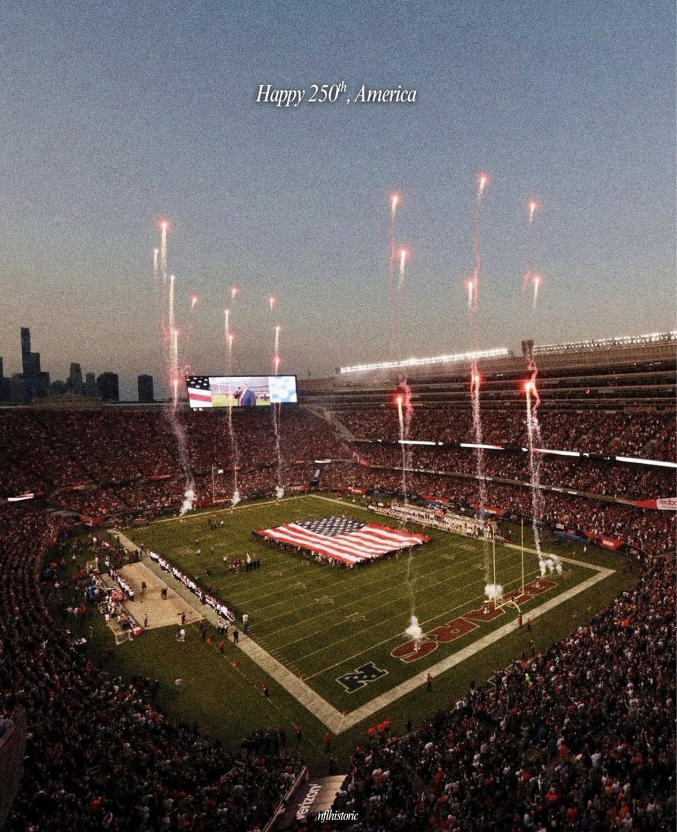 bearszn's tweet photo. Such an awesome photo of Soldier Field 🇺🇸 🦅 

via @nflhistoric https://t.co/z2w8XfmA3D