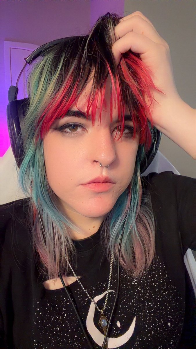 dumbhounded's tweet photo. makeup looks prettier the day after https://t.co/ofhuEyslq9