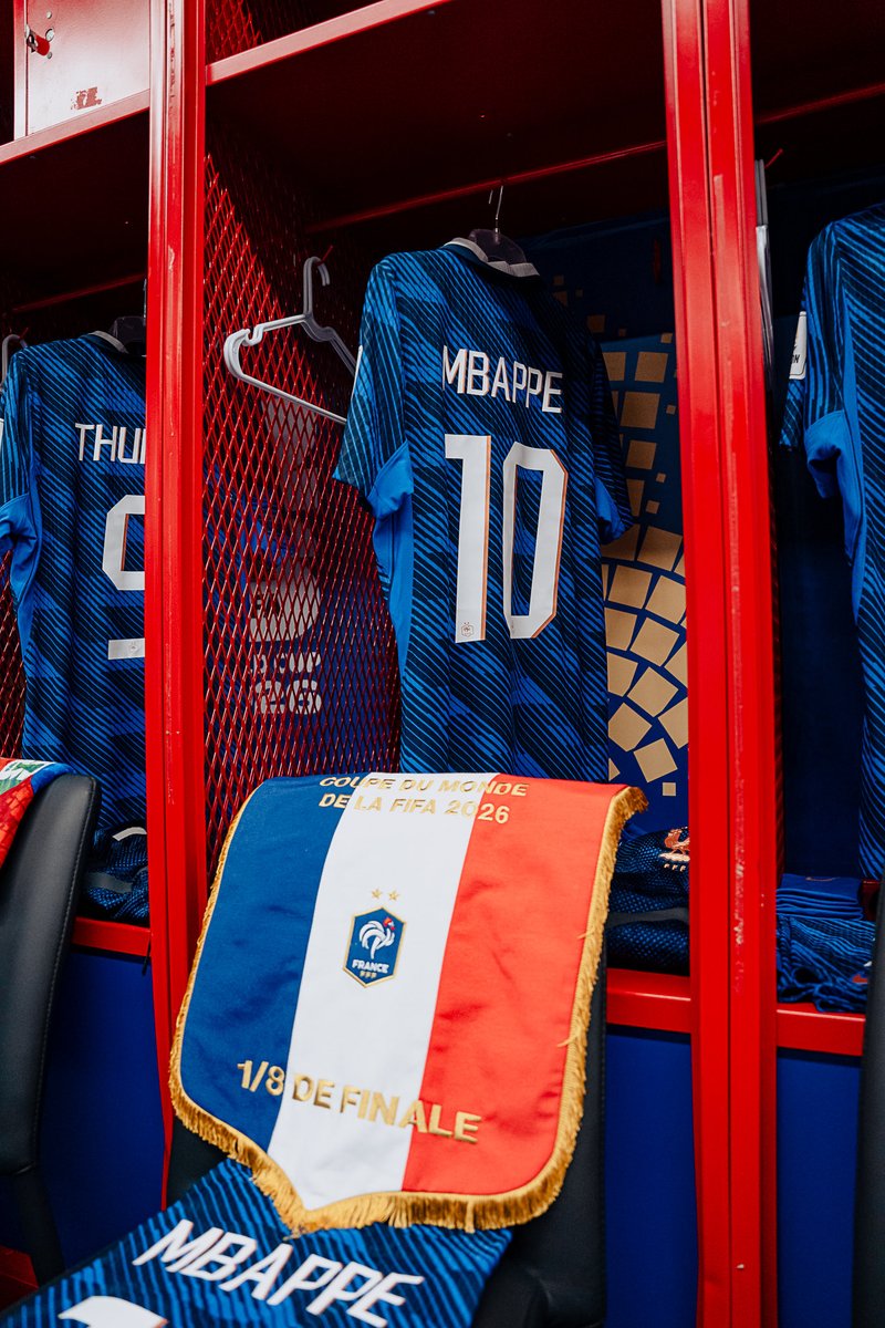 equipedefrance's tweet photo. Le vestiaire est prêt pour notre 8e de finale 👊

🇵🇾🇫🇷 #PARFRA https://t.co/ErXz5zfBKc