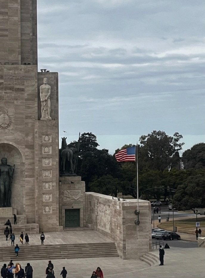chicobestia_t's tweet photo. la bandera de estados unidos izada en el MONUMENTO A LA BANDERA ARGENTINA, Javkin dice feliz 4 de julio, que asco que sean tan cipayos en este gobierno https://t.co/ZC0FeRWzLs