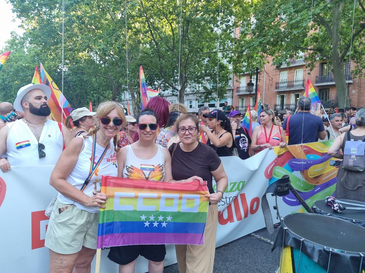 CCOOSanidadMad's tweet photo. 🏳️‍🌈 Nuestra federación, presente en el #Orgullo2026, participando en la manifestación convocada bajo el lema «¡A las calles con orgullo! Disidencia y resistencia».

Porque el orgullo también se defiende en los centros de trabajo.

Seguiremos trabajando para que todas las personas puedan ir #AlTrabajoSinArmarios, en entornos seguros, diversos e igualitarios.

Frente al odio, respondemos con organización, derechos y orgullo.

#SuVergüenzaNuestroOrgullo

@zupo21 @mopipa70 @MujerSanidCCOO