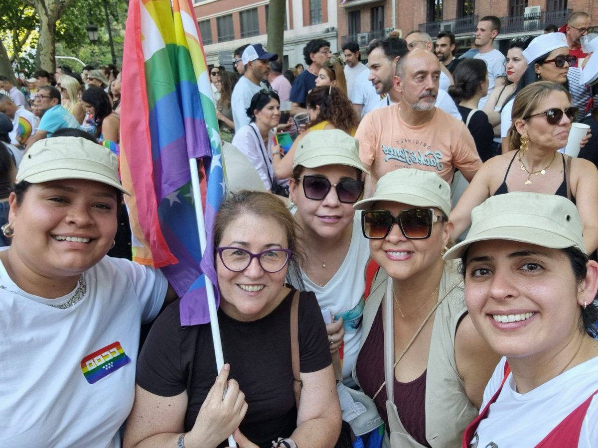 CCOOSanidadMad's tweet photo. 🏳️‍🌈 Nuestra federación, presente en el #Orgullo2026, participando en la manifestación convocada bajo el lema «¡A las calles con orgullo! Disidencia y resistencia».

Porque el orgullo también se defiende en los centros de trabajo.

Seguiremos trabajando para que todas las personas puedan ir #AlTrabajoSinArmarios, en entornos seguros, diversos e igualitarios.

Frente al odio, respondemos con organización, derechos y orgullo.

#SuVergüenzaNuestroOrgullo

@zupo21 @mopipa70 @MujerSanidCCOO