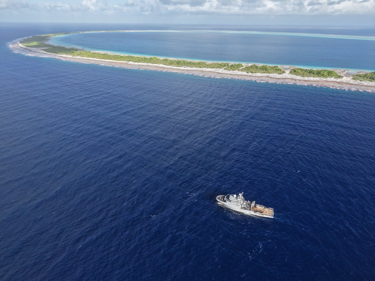 EtatMajorFR's tweet photo. 📍Polynésie française | Déploiement d'un bâtiment de soutien et d’assistance outre-mer (BSAOM) dans l'archipel des Tuamotu pour la mission PACIFIC AITO.

🎯 Reconnaissance par drone de 4 atolls isolés (Mototunga, Tepotu Sud, Tuanake et Hiti) et reconnaissance de l’atoll de Taenga par une délégation à terre.
🔍Tous les 3 ans, les Forces armées en Polynésie française (FAPF) conduisent des missions de présence sur l’ensemble des 118 îles et atolls de la Polynésie française.

Ces déploiements permettent d’entretenir la capacité d’intervention des forces armées à porter assistance aux populations sur l’ensemble du territoire.

La présence des FAPF vise également à garantir la souveraineté 🇫🇷 dans ses zones économiques exclusives, contribuant à la sauvegarde des espaces maritimes, aux missions de police des pêches et de lutte contre les trafics illicites.