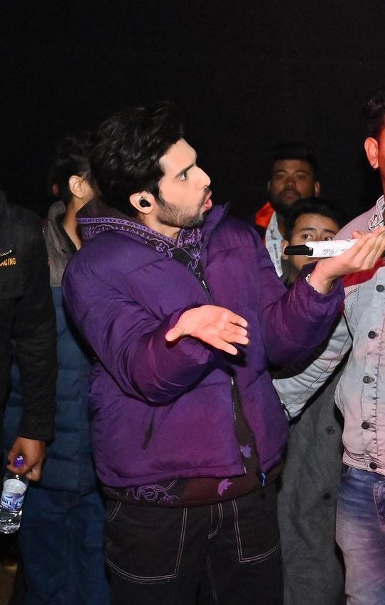 Am_kashishhh's tweet photo. @ArmaanMalik22 kyun nahi dikh raha VS Me using chrome to Access Armaan 🤏♥️

#AMMemes #InTheAMVerse https://t.co/3VPkdcdQQx
