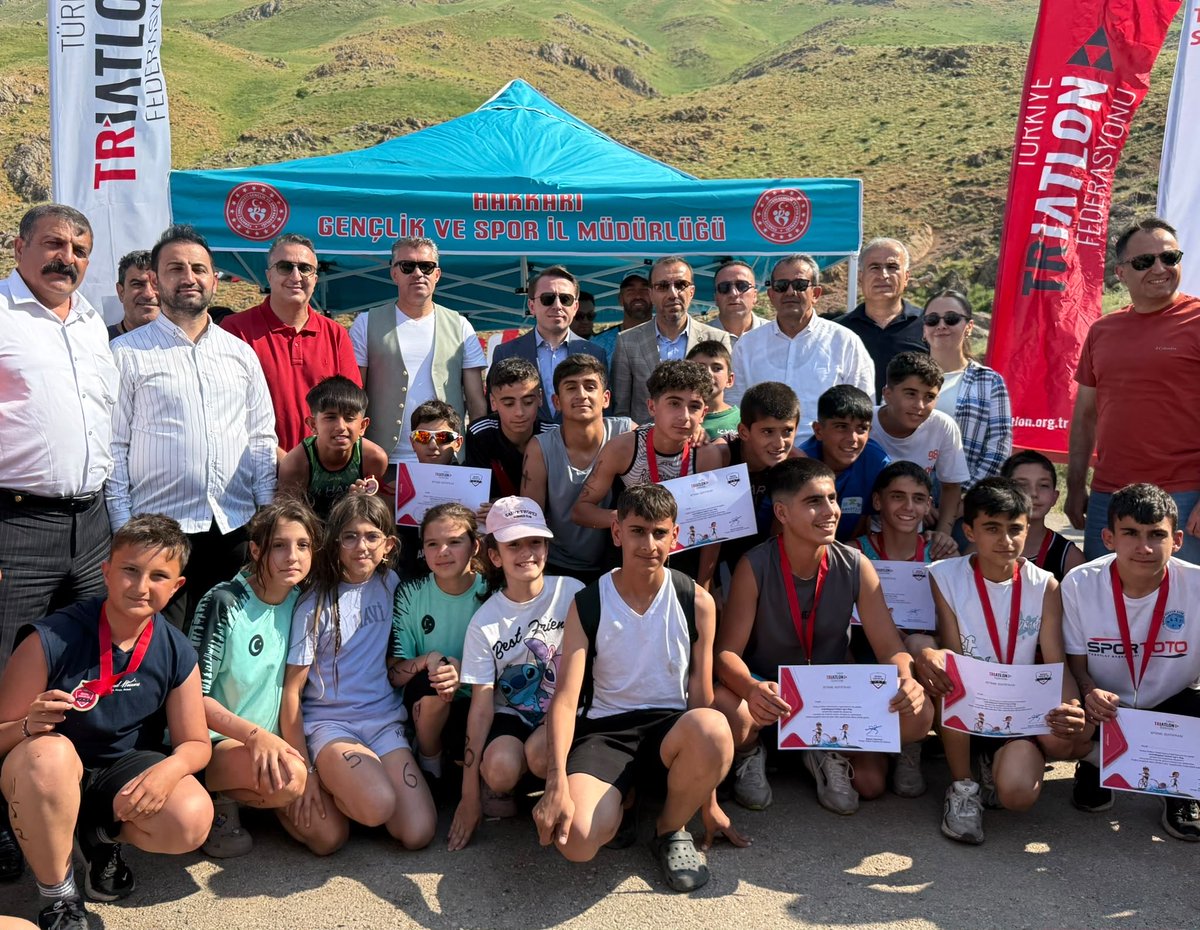 yilmazilhan30's tweet photo. 🏊🚴🏃 14. Bölge Bölgesel Lig 2. Etap Triatlon Yarışları'nı başarıyla tamamlamanın gururunu yaşıyoruz. 🇹🇷
Yedi farklı ilimizden gelerek centilmence mücadele eden tüm sporcularımızı, dereceye giren şampiyonlarımızı ve emeği geçen herkesi gönülden tebrik ediyorum.
Bugün bir kez daha gördük ki Yüksekova sadece doğal güzellikleriyle değil, spor organizasyonlarındaki başarısıyla da adından söz ettiriyor.
Yarışın ev sahibi Yürekli Köyü, adına yakışır şekilde yüreğiyle misafirlerini ağırladı; sporcularımız da parkurlarda yüreklerini ortaya koyarak unutulmaz bir mücadele sergiledi.
Yüksekova'da atılan her adım, sporun geleceğine atılan güçlü bir adımdır. Yeni organizasyonlarda yeniden buluşmak dileğiyle... 🇹🇷💙
@OA_BAK 
@gencliksporbak 
@itasyapan 
@Volkanhulur 
@KayaZeydin 
@30Emin_YILDIRIM 
@guldalfahri1 
@sabridemir30