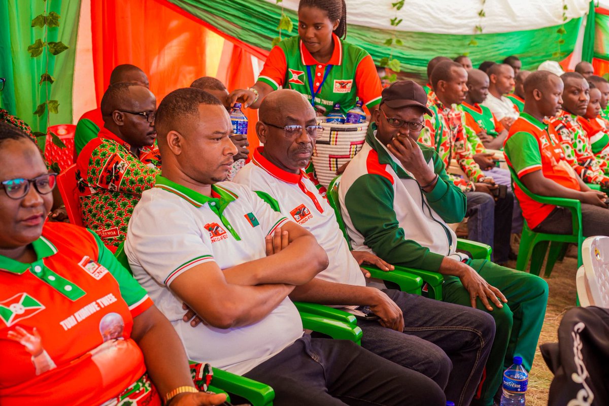 CnddFddGitega's tweet photo. 2/4 Umunyamabanga wa @CnddFdd muri #Shombo,#Nkeshimana_Nestor,arakeza Imbonerakure ku nyifato nziza iziranga mu kibano.#Ninahazwa_Darius, arongoye umuhari w'Imbonerakure muri iyo komine, yerekanye imigambi y'iterambere urwaruka ruriko rurarangura, irimwo uburimyi n'ubworozi https://t.co/bRTUWCA2tJ