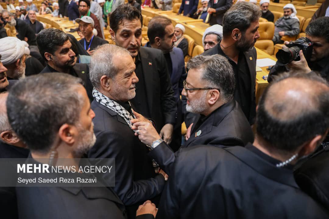 AJKSAOfficial's tweet photo. AJKSA President Molvi @imranrezaansari greets the President of the Islamic Republic of Iran, Dr. @drpezeshkian , with a respectful kiss on the forehead during a meeting in Tehran, Iran

@Iran_in_India https://t.co/17jCQEvJ9Q