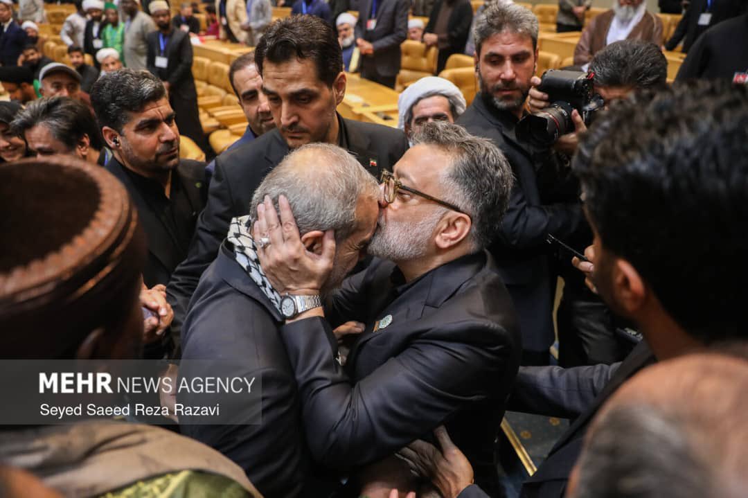 AJKSAOfficial's tweet photo. AJKSA President Molvi @imranrezaansari greets the President of the Islamic Republic of Iran, Dr. @drpezeshkian , with a respectful kiss on the forehead during a meeting in Tehran, Iran

@Iran_in_India https://t.co/17jCQEvJ9Q