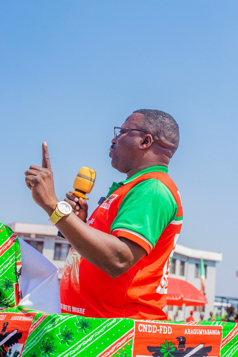 CnddFddGitega's tweet photo. 3/4 Umunyamabanga  ajejwe imihari ikomoka ku mugambwe @CnddFddGitega , #Ntunzwenimana_Innocent, yahamagariye Imbonerakure kubandanya kuba inkingi y'amahoro n'umutekano, no kwitwararika neza imirima y'ikawa n'amavoka vyatewe mukubandanya  bashigikira ya bonakazoza 🇧🇮☕🥑 https://t.co/BloN0ECgUQ
