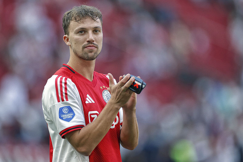 Mickssz's tweet photo. Een leuk nieuw draadje, de tweede alweer. In dit draadje ga ik opzoek naar een nieuwe nummer 6 voor Ajax. Regeer die daar momenteel staat komt toch zeker te kort, zeker voor een club als Ajax.

 Laat me weten wat ik de volgende keer moet maken! #Ajax #AFCA #AjaxAmsterdam https://t.co/lO8xCIZQc5