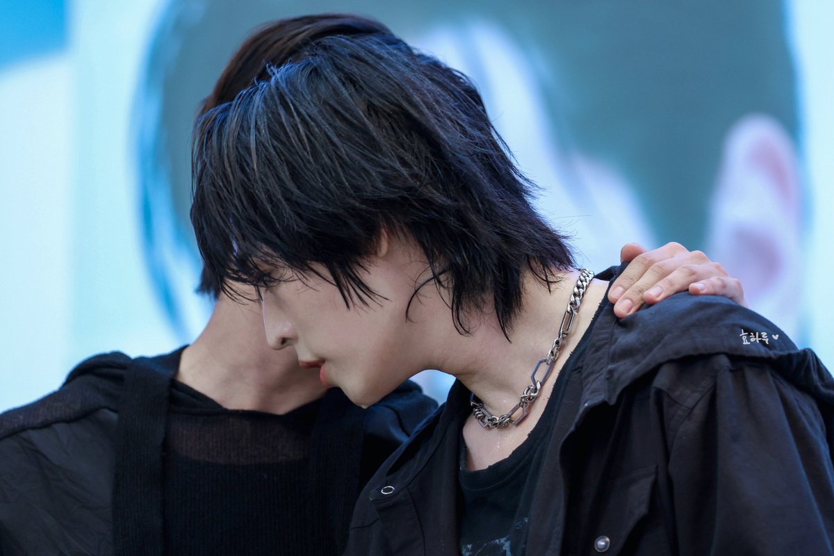 1116dbs's tweet photo. hyojin's hair is becoming unbearable, if he can truly stand to keep it long like this, I am afraid https://t.co/5rgPRofEse