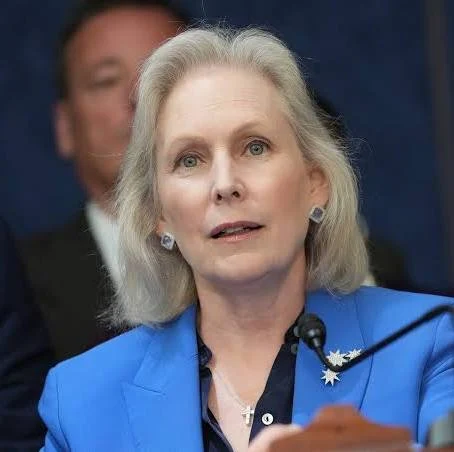 CriptoNoticias's tweet photo. 🚨 La senadora demócrata Kirsten Gillibrand de EE. UU. propone prohibir que el presidente y congresistas emitan o promuevan criptomonedas tras la polémica por la memecoin TRUMP. https://t.co/4Jpl8JqJuU