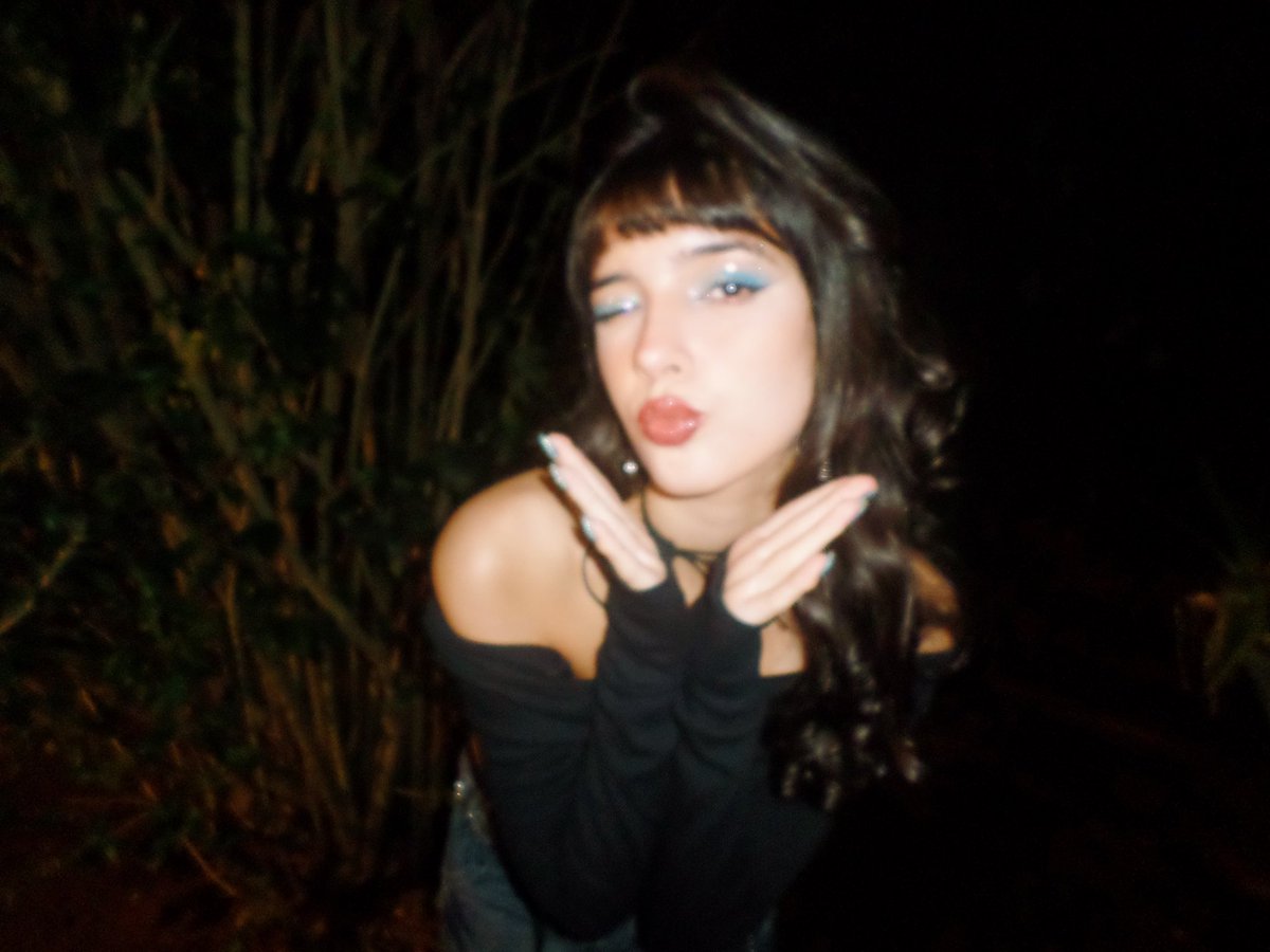killjoysun's tweet photo. quero usar sombra azul pra sempre https://t.co/y5EqcAZNo6
