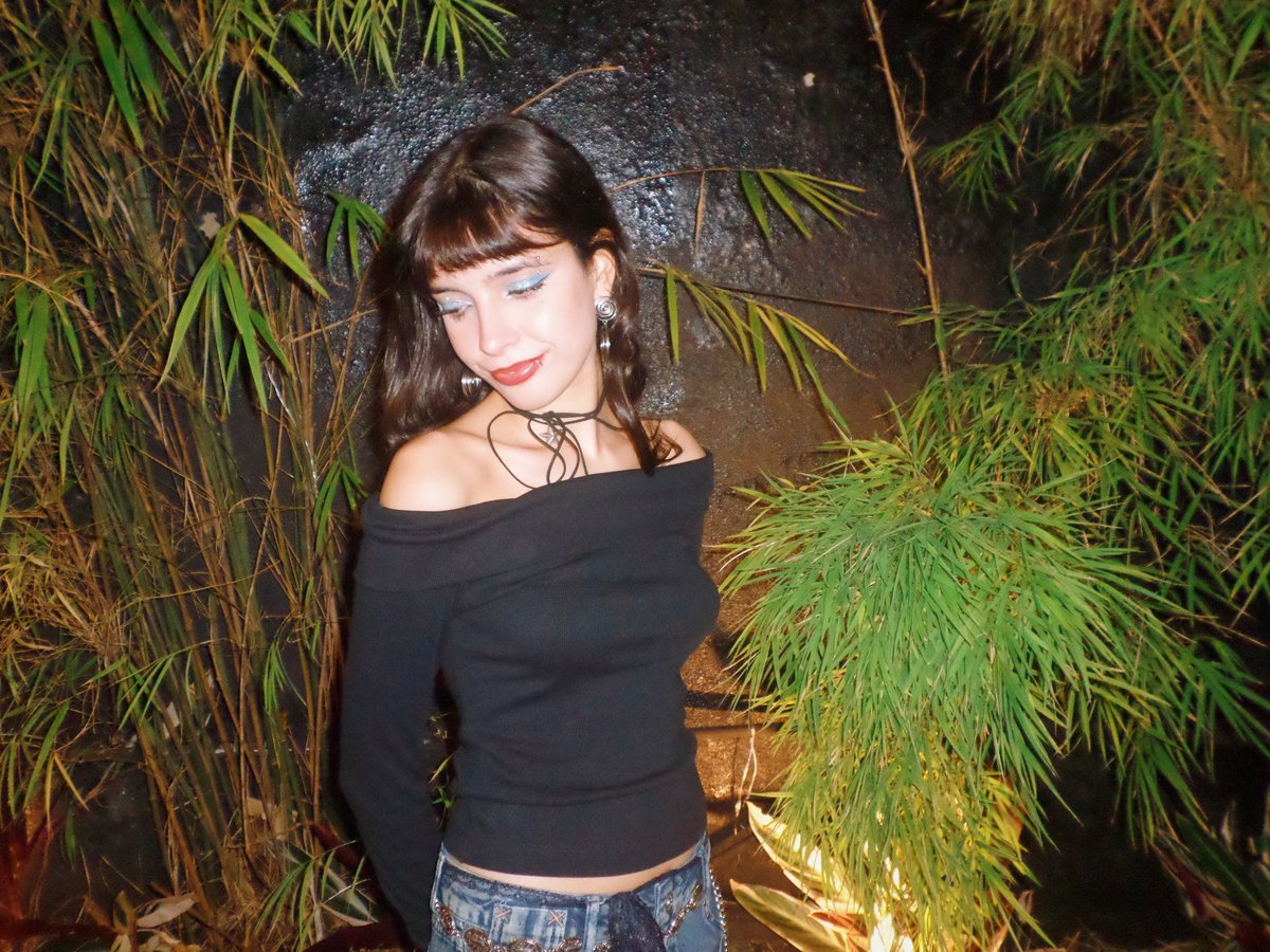 killjoysun's tweet photo. quero usar sombra azul pra sempre https://t.co/y5EqcAZNo6