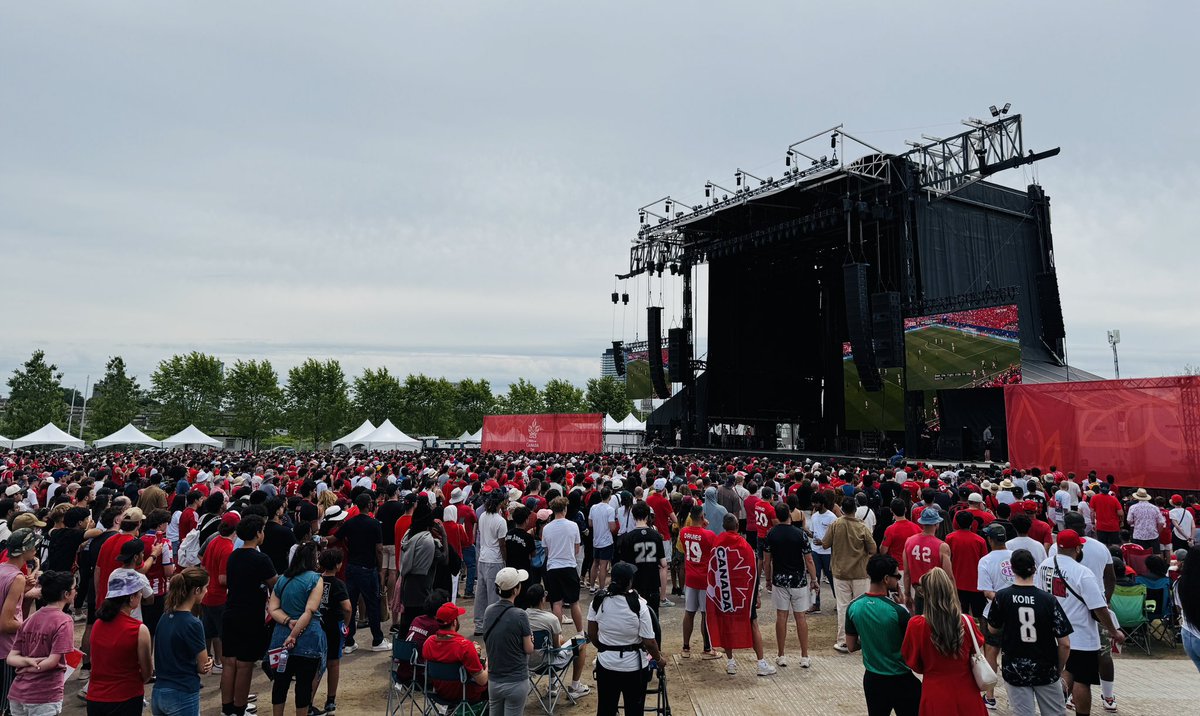 _MarkSutcliffe's tweet photo. A proud moment for our city and our country. 🇨🇦 Around 20,000 people are cheering on Team Canada at Lebreton Flats. 

Un moment de fierté pour notre ville et notre pays. 🇨🇦 Environ 20 000 personnes encouragent l’équipe du Canada aux Plaines de Lebreton. https://t.co/0IGWUapjZu