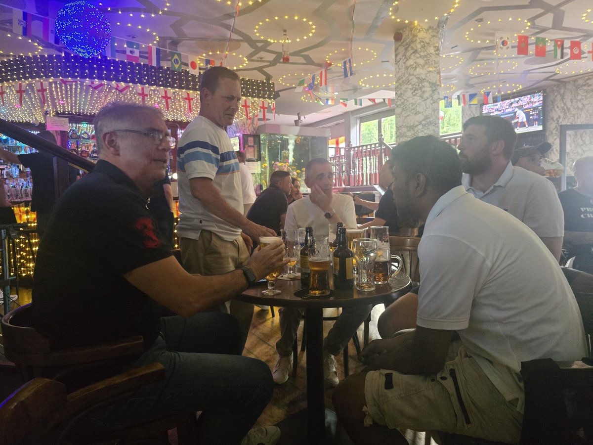 ChelseaDan5's tweet photo. 50 yearson the planet today Half a century old,Thanks to everyone who attendend todays tour of Somers Town  NW1 with me @VinnieSull1van  @RJK_75 and @TheRealSitts thanks John for the card and bottle,Big Wonky in the background...Love you all tommorow belongs to us🍻🍻🍻👌 https://t.co/U3wN6FwSgt