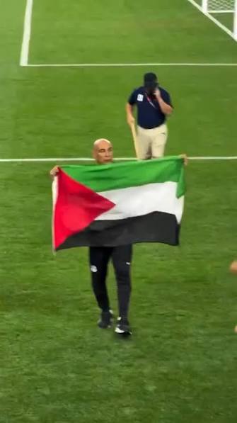 magdi_khalil's tweet photo. حسام حسن: ظز فى مصر وفى المصريين
والمسلم الفلسطينى اقرب لى من المسيحى القبطى
على خطى الاخوان المسلمين والمتطرفين الإسلاميين وغوغاء العالم، رفع حسام حسن علم ما تسمى فلسطين بعد فوز مصر على استراليا،وقال أن الفلسطينيين هم من دعمونا ولم يتخلوا عنا ابدا،واهدى النصر للفلسطينيين واتمنى لهم النصر على إسرائيل..ولنا على كلامه عدة ملاحظات:-
اولا: أن حسام حسن كان يجب أن يوجه الشكر للمصريين ويرفع علم بلاده التى يمثلها أمام العالم كله،وليس علم دولة أخرى،وإلا فأنه فاقد الأنتماء والفخر ببلده ولا يستحق تمثيله.
ثانيا : حسام حسن يكذب،لأنه ��ما قال المذيع الأمريكى أكثر من ثلاثين الف مصرى كانوا يحضرون المبارة فى الاستاد بخلاف المنتظرين فى الخارج،وأنا اقول أن معظمهم من أقباط المهجر وليس الفلسطينيين،ولأن كراهيته تأبى الإعتراف بهذه الحقيقة فقد قلب الموضوع وقال الفلسطينيين هم من دعمونا.
ثالثا: حسام حسن قام بتسييس كرة القدم عكس قوانيين الفيفا،ورفع علم كيان غير معترف به من الفيفا وغير مشارك،وهذا خطأ يستوجب العقاب عليه.,
رابعا:لا يكتفى حسام حسن بترويج أن سر النصر هو تلاوة القرآن قبل المبارايات،ولا بتطوير مسمى الفريق من فريق الساجدين إلى فريق الساجدين وفريق التلاوة،ولكنه يحشر ما تسمى فلسطين فى نصر مصرى وينبغى أن يفرح به المصريين أولا الذين ينتظرونه من عقود .
خامسا: يكذب حسام حسن بتصوير الفلسطينيين على أنهم محبين لمصر وداعمين الفريق،فى حين أن اغلب الفلسطينيين يكرهون مصر ويتهمونها بالخيانة منذ توقيع معاهدة السلام ��ام ١٩٧٩،بل وحاولوا قتل الرئيس السادات،واغتالوا الروائى الكبير الوزير يوسف السباعى،واقتحموا سجون مصر وارسلوا مئات الإرهاببين عبر سيناء،مما تسبب فى مقتل المئات من عناصر الجيش المصرى.
سادسا: لقد تسامى الأقباط عن فريق عنصرى يستبعد المسيحيين تماما،ولكن بدلا من شكرهم،قام بشكر الفلسطينيين،وكأن لسان حاله يقول أن المسلم الفلسطينى أقرب لى من القبطى المصرى!!
سابعا:طبعا الجزيرة احتفت بكلام حسام حسن،ويبدو أنه يهدف إلى حجز مكان له مستقبلا فى القنوات القطرية على خطى أبو تريكة.
ثامنا: المؤكد أن ما قام به حسام حسن لم يكن عملا تلقائيا ولكنه مخطط له،ومخطط للكلمات التى سيقولها،ومن ثم أتمنى أن تعاقبه الفيفا على هذا التسييس المتعمد لأهم لحظات رياضية فى تاريخ العالم.
تاسعا: على حسام حسن أن يدرك أن دولة صغيرة،هى الرأس الأخضر، مساحتها اربعة الاف كيلومتر مربع فقط وعدد سكانها اقل من نصف مليون قدمت عرضا افضل بكثير من العرض الرياضى المصرى بدون تلاوة وبدون سجود وبدون استعراضات سخيفة،ولعلى لاعب دولى محترم مثل محمد صلاح يعرف معنى هذا الكلام جيدا.
واخيرا: ما قام به حسام حسن يتماهى مع ما قاله مرشد الاخوان طز فى مصر وما قاله مرشد أخوانى اخر أن المسلم الماليزى اقرب لى من القبطى المصرى.
ومن الواضح أنهم جميعا شربوا من بئر مسمم واحد
