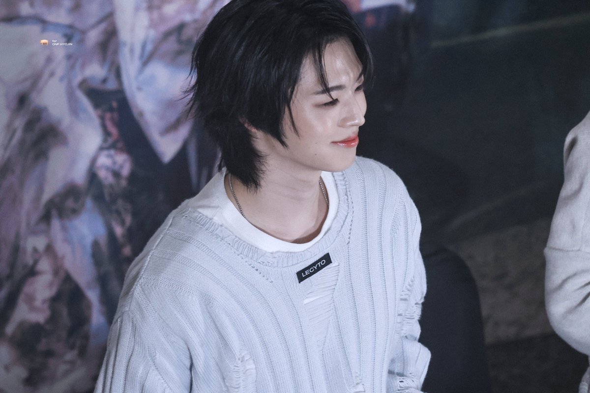 1116dbs's tweet photo. hyojin's hair is becoming unbearable, if he can truly stand to keep it long like this, I am afraid https://t.co/5rgPRofEse