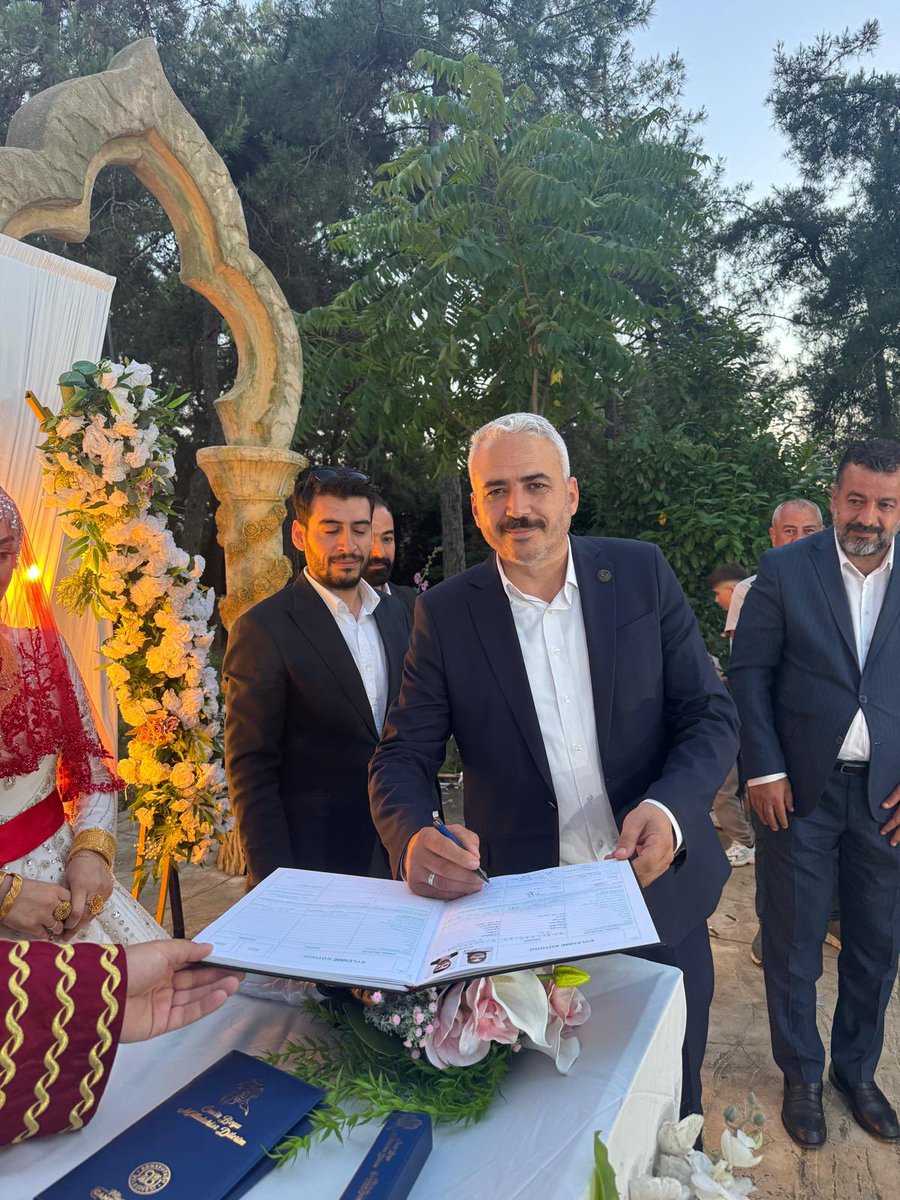 mhparnavutkoy's tweet photo. MHP Arnavutköy İlçe Başkanımız Sn. Cihan Barut @CihanBARUTCCC ve yönetim kurulu üyelerimizle birlikte Güldas Grup Köfteci Kara işletmecisi Hakan Gül'ün oğlunun düğün törenine katılım sağladık.
Genç çiftlerimize mutluluklar dileriz.
@_MHPistanbul_ @rahmancanmhp @CamurMehmet123 https://t.co/bhZGTaWP35