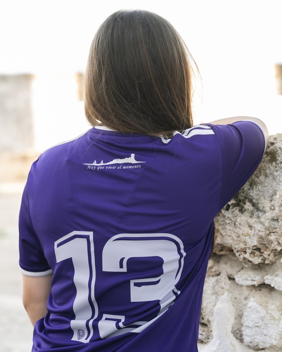 _CDSanFernando's tweet photo. 💜 𝐻𝑎𝑦 𝑞𝑢𝑒 𝑣𝑖𝑣𝑖𝑟 𝑒𝑙 𝑚𝑜𝑚𝑒𝑛𝑡𝑜.

🕊️Indumentaria homenaje a la guardameta Mari Carmen Sainz, leyenda del fútbol femenino cañaílla. 

⚓️ #LaIslaPorBandera

#CDSanFernando1940 https://t.co/epNODHZmjw