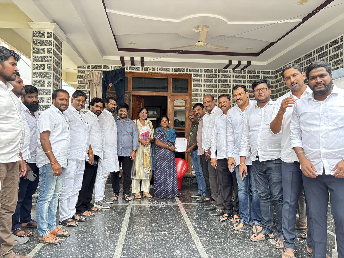 JakkaVenkat2020's tweet photo. 🔹 మేడ్చల్ నియోజకవర్గం బోడుప్పల్ సర్కిల్‌లో #SIR కార్యక్రమాన్ని పరిశీలించిన ఇన్‌చార్జ్ రాగిడి లక్ష్మారెడ్డి.

🔹 పీర్జాదిగూడ, మేడిపల్లి, బోడుప్పల్, చెంగిచర్ల డివిజన్లలోని పోలింగ్ బూత్‌ల పరిధిలో పర్యటన.

🔹 ఫారాల పంపిణీ, దరఖాస్తుల స్వీకరణ, BLAల పనితీరుపై సమీక్ష.

🔹 ఓటర్లు ఎదుర్కొంటున్న సమస్యలను నేరుగా తెలుసుకుని అధికారుల దృష్టికి తీసుకెళ్లారు.

🔹 వృద్ధులు, మహిళలు, నిరక్షరాస్యులకు ప్రత్యేక సహాయక కౌంటర్లు ఏర్పాటు చేయాలని సూచన.

🔹 ప్రజలకు ఎలాంటి అసౌకర్యం లేకుండా చర్యలు తీసుకుంటామని అధికారుల హామీ.

#SIR #Medchal #VoterList @BRSparty  @KTRBRS  @LaxmaRagidi  @BRSHarish  @KCRBRSPresident  @MCMalkajgiri  @CEO_Telangana  @TelanganaCMO @ACLB_Medchal  @Collector_MDL
