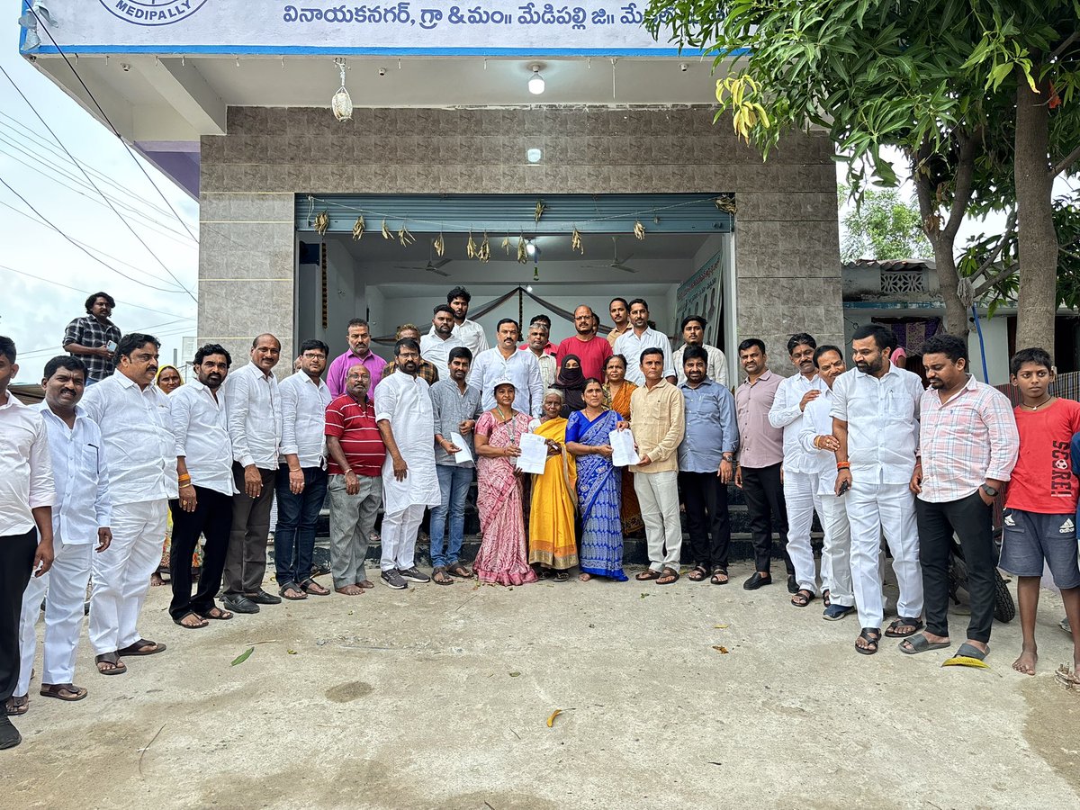 JakkaVenkat2020's tweet photo. 🔹 మేడ్చల్ నియోజకవర్గం బోడుప్పల్ సర్కిల్‌లో #SIR కార్యక్రమాన్ని పరిశీలించిన ఇన్‌చార్జ్ రాగిడి లక్ష్మారెడ్డి.

🔹 పీర్జాదిగూడ, మేడిపల్లి, బోడుప్పల్, చెంగిచర్ల డివిజన్లలోని పోలింగ్ బూత్‌ల పరిధిలో పర్యటన.

🔹 ఫారాల పంపిణీ, దరఖాస్తుల స్వీకరణ, BLAల పనితీరుపై సమీక్ష.

🔹 ఓటర్లు ఎదుర్కొంటున్న సమస్యలను నేరుగా తెలుసుకుని అధికారుల దృష్టికి తీసుకెళ్లారు.

🔹 వృద్ధులు, మహిళలు, నిరక్షరాస్యులకు ప్రత్యేక సహాయక కౌంటర్లు ఏర్పాటు చేయాలని సూచన.

🔹 ప్రజలకు ఎలాంటి అసౌకర్యం లేకుండా చర్యలు తీసుకుంటామని అధికారుల హామీ.

#SIR #Medchal #VoterList @BRSparty  @KTRBRS  @LaxmaRagidi  @BRSHarish  @KCRBRSPresident  @MCMalkajgiri  @CEO_Telangana  @TelanganaCMO @ACLB_Medchal  @Collector_MDL
