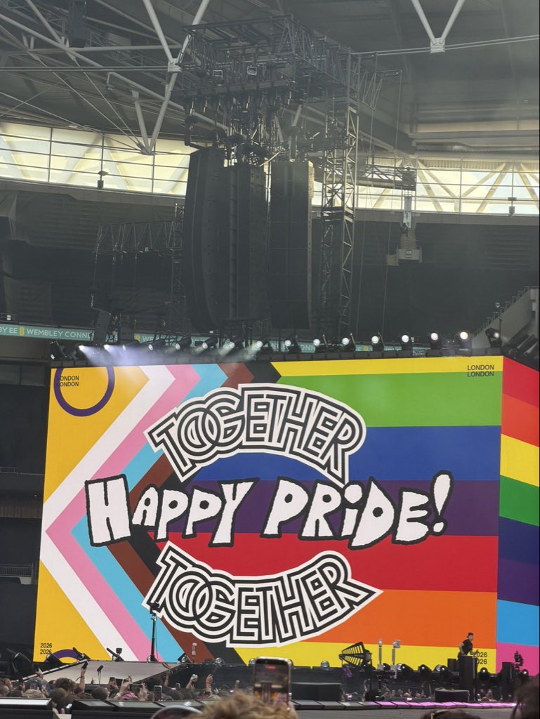 hsdtogethertour's tweet photo. Harry’s Happy London Pride message at #TogetherTogetherLondon! 🩷🌈 - 4 July (via @dancenomcre) https://t.co/efVdPP1pAr
