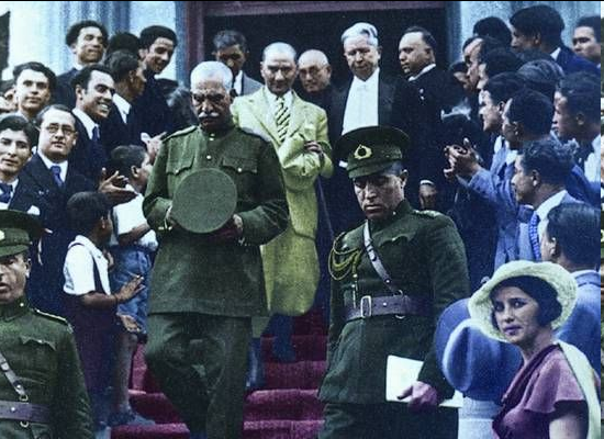 Parham9373's tweet photo. شاید این عکس تنها عکس رنگی از رضا شاه کبیر بدون بهره گیری از تکنولوژی های امروز باشه که در سال ۱۳۱۳ در ترکیه گرفته شده ...

یه #رضاشاه_روحت_شاد منشن کن عرزشی حساب کار دستش بیاد

درود به شرفتون رفقا

دمت گرم هموطن ریت بزن

#زنده_باد_خاندان_ایران_ساز_پهلوی https://t.co/TuC1u9s5Zh